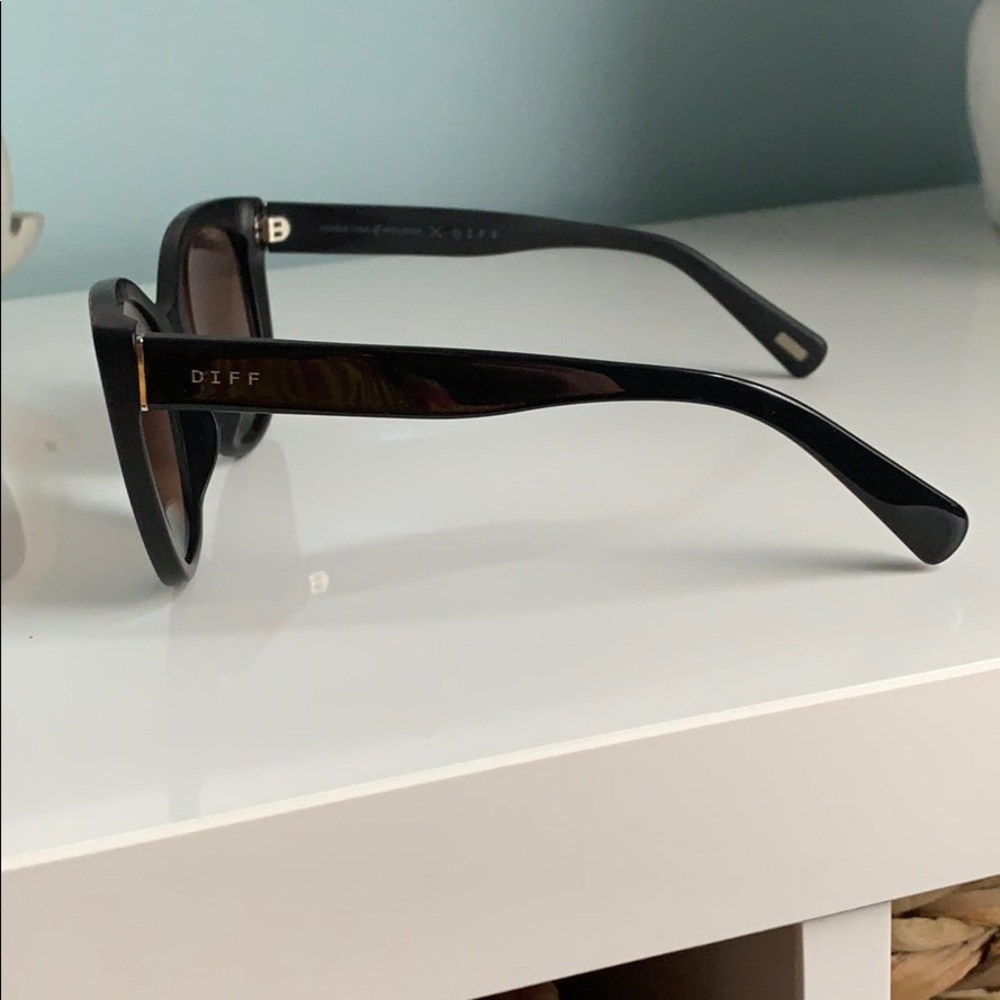EUC diff sunglasses - Picture 2 of 4